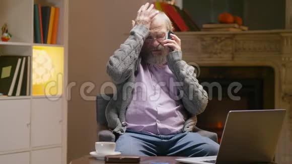退休男子用智能手机叫救护车并抱怨头痛视频的预览图