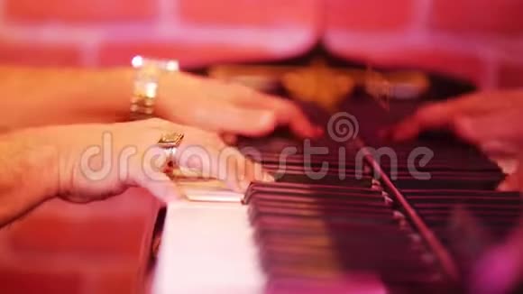 男人手指在钢琴的琴键上排序晚上在爵士酒吧视频的预览图