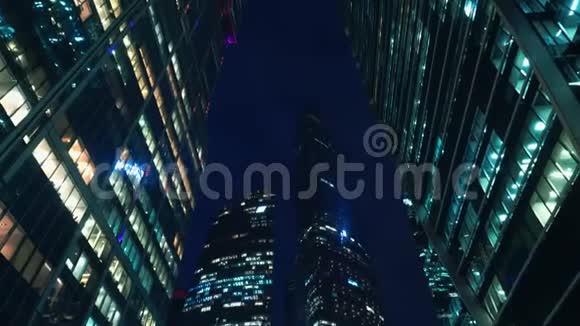 金融区现代办公大楼摩天大楼晚上好基本观点视频的预览图