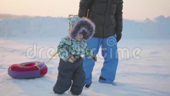 快乐的孩子和他的父亲一起经历雪多雪的冬季景观户外运动视频的预览图