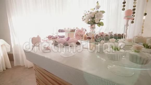 白色糖果酒吧婚礼婚礼糕点在甜桌糖果自助餐移动照相机视频的预览图