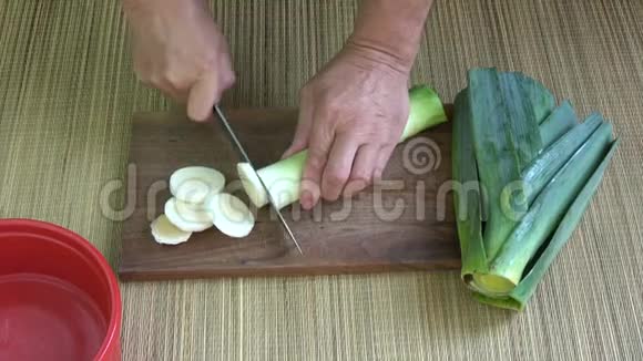厨房砧板上切鲜韭菜视频的预览图
