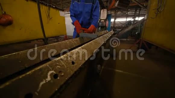工厂背景的焊机视频的预览图