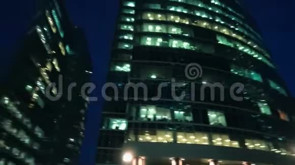 市金融区摩天大楼从下面观看旋转之夜视频的预览图