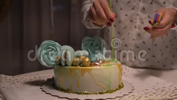 在美味的生日蛋糕上点燃蜡烛的女性手准备参加派对视频的预览图