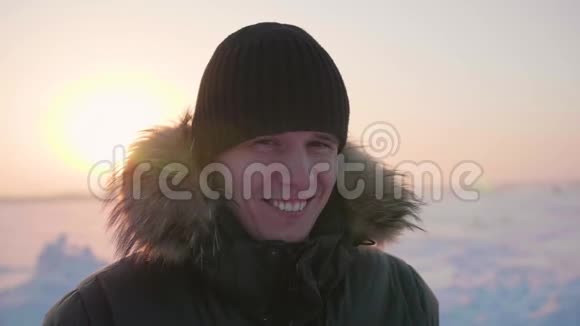 男于冬公园笑脸特写在露天行走健康的生活方式视频的预览图