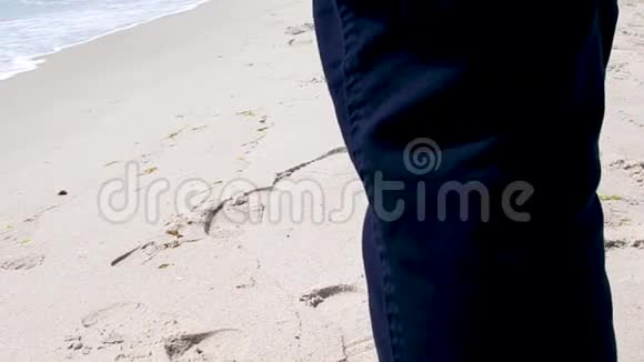沿着大海走女性的腿沿着海滩沿着海洋特写镜头视频的预览图
