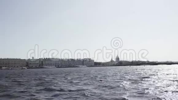 俄罗斯圣彼得堡涅瓦河堤上的老式建筑视频的预览图