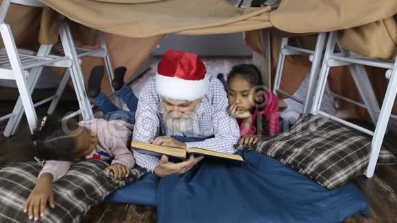 爷爷和孩子们一起读一本书视频的预览图