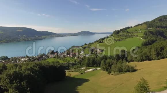 奥地利上奥地利Steinbach附近Attersee湖的鸟瞰图视频的预览图