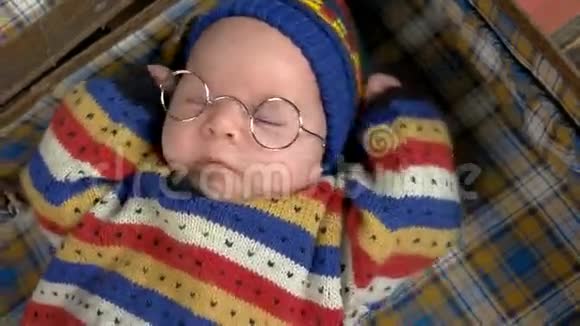 戴眼镜的困婴视频的预览图