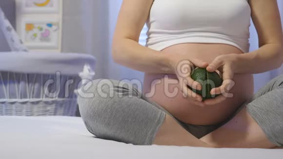 孕妇的天然营养视频的预览图