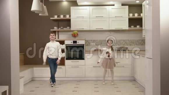 厨房里快乐的儿童舞蹈视频的预览图