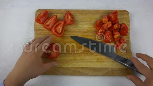 小叶上番茄的小碎视频的预览图