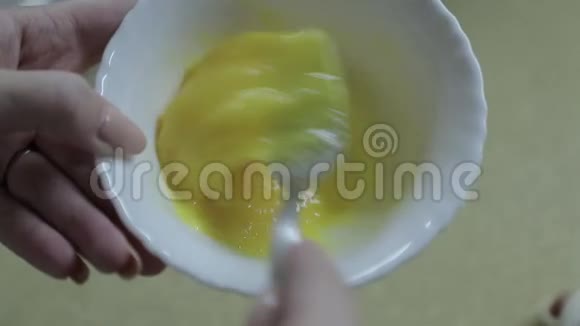 把鸡蛋放在碗里搅拌视频的预览图