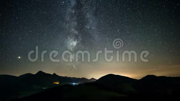 时间套住银河系和山脉上的星星视频的预览图