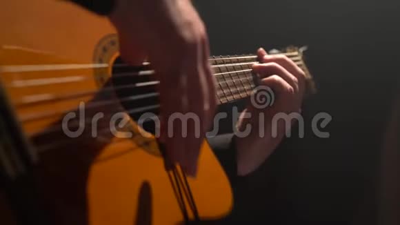 吉他手手指触摸琴弦关门视频的预览图