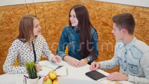 三个年轻人正在一个办公室从事商业项目热点讨论视频的预览图