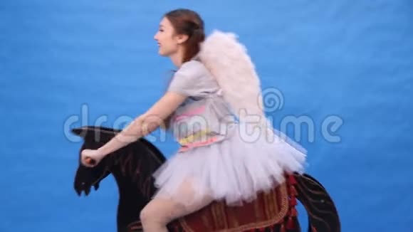 漂亮的女孩骑着一匹玩具马视频的预览图
