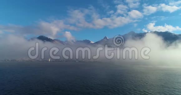在湖上飞进雾里视频的预览图