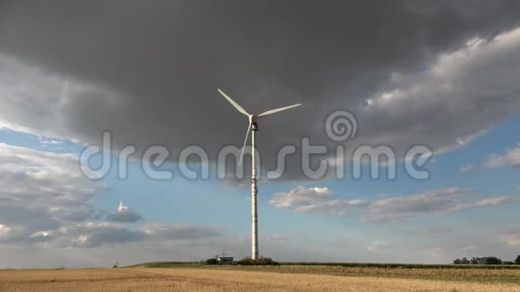 在乌云背景下的风力涡轮机视频的预览图