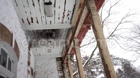 摩尔多瓦共和国AAul村的一座废弃豪宅的细节视频的预览图