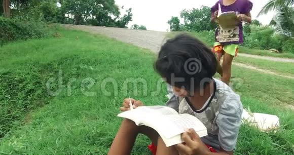 可怜的亚洲泰国女孩独自读书和学习她的朋友加入学习视频的预览图