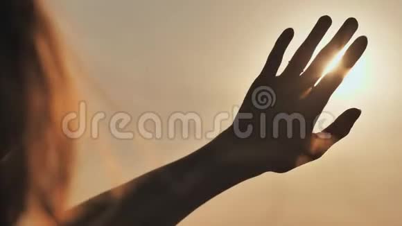女孩用手指触摸夕阳浪漫的概念视频的预览图