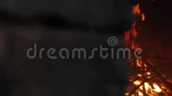 炉子里着火了慢动作视频的预览图