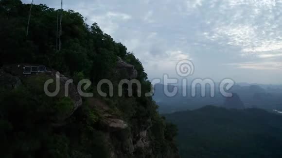 孤立于岩石山景点上的太阳能电池板的鸟瞰图视频的预览图
