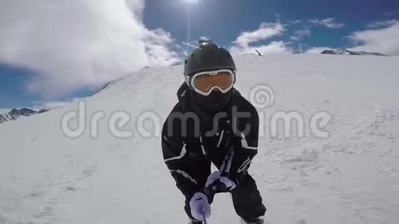 活跃的滑雪者在他的血液肾上腺素迅速滚下滑雪坡视频的预览图