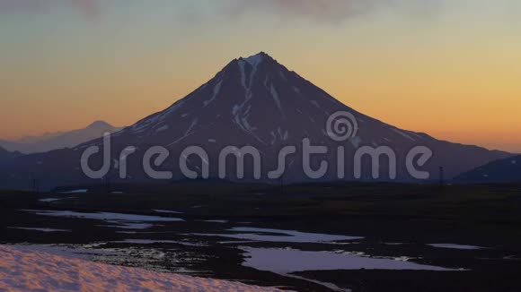 清晨堪察加半岛日出时令人惊叹的火山景观视频的预览图
