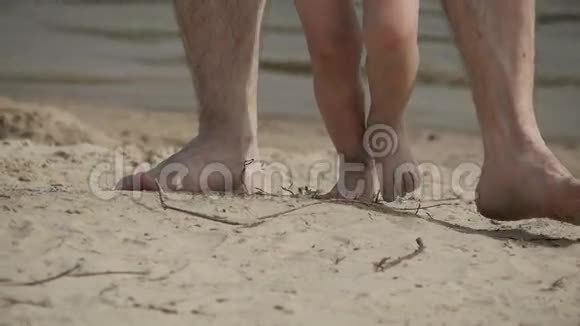 爸爸和宝宝在沙滩上散步视频的预览图