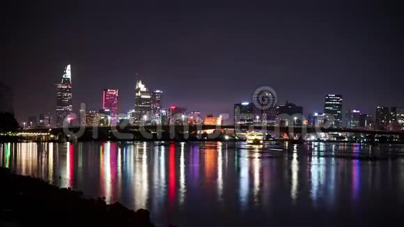 胡志明市夜景在桥河和摩天大楼视频的预览图
