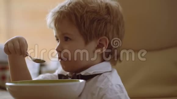 小男孩在享受他的粥有趣的孩子吃牛奶粥婴儿食品婴儿食品视频的预览图