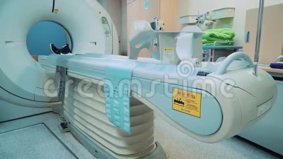 带有白色磁共振断层扫描的房间用于检查人体视频的预览图