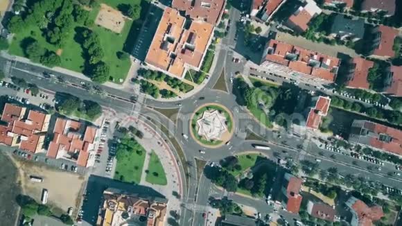 西班牙科市区环形交叉路口的高空俯视图视频的预览图