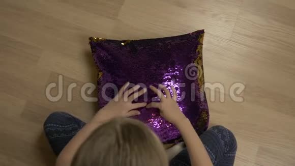 婴儿用亮片织物在装饰枕头上画心形上景视频的预览图
