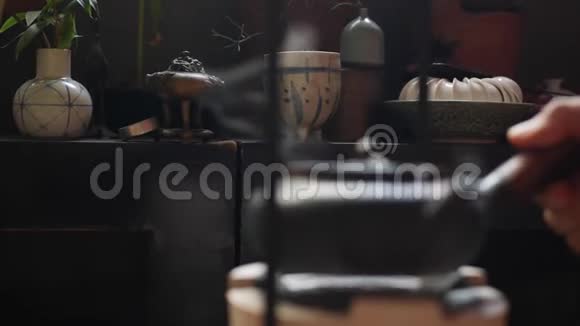 中国传统的金属茶壶放在粘土炉子上煮茶水特写镜头4公里视频的预览图
