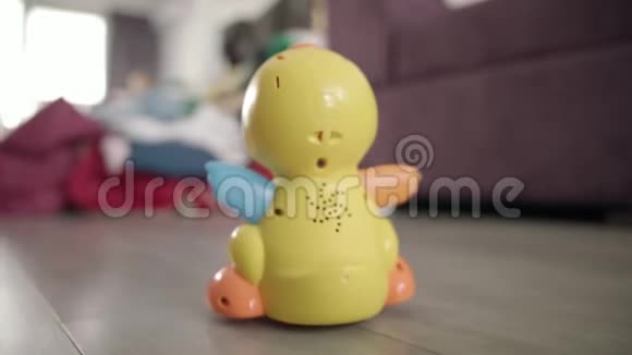 儿童玩具在地板上移动玩具鸭在婴儿室的地板上开车儿童玩具视频的预览图