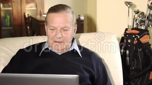老人和笔记本视频的预览图
