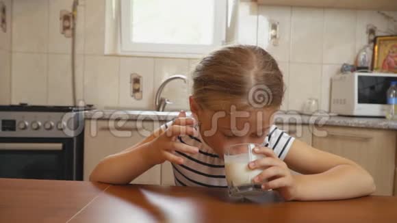 小女孩喝酸奶视频的预览图
