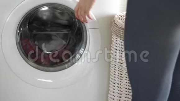 女人从洗衣机里洗衣服视频的预览图