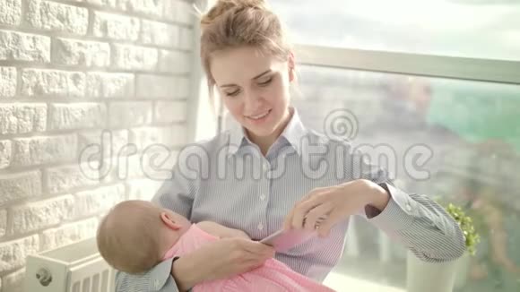 快乐的女人和熟睡的宝宝自拍快乐的母亲视频的预览图