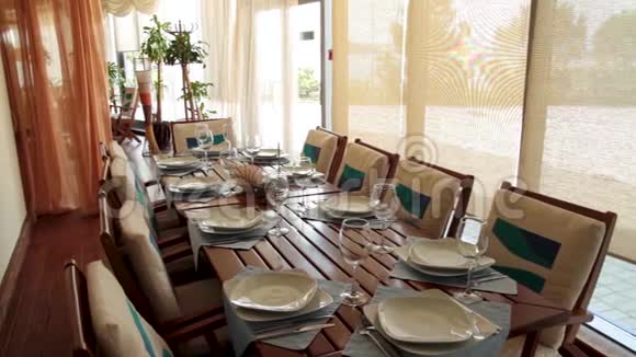新的和干净的欧式豪华餐厅场景典型的夏季户外咖啡馆桌椅夏季咖啡厅视频的预览图