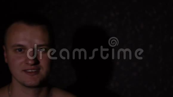 年轻人马德尔运动型身材黑色背景视频的预览图