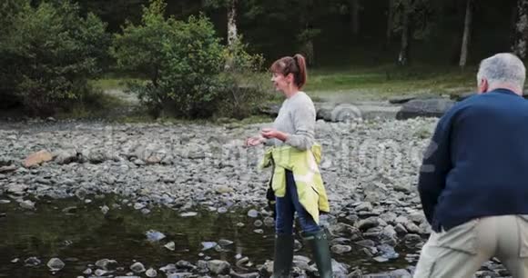 老两口在湖上撇石头视频的预览图
