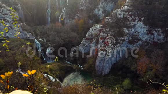 在克罗地亚普利特维国家公园观看美丽的瀑布和秋林视频的预览图