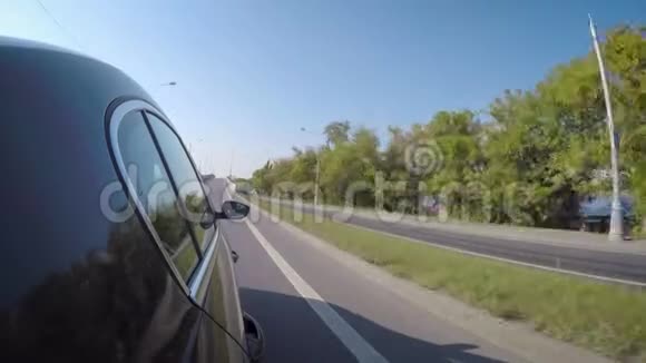 在一个阳光明媚的夏天汽车在城市的桥上行驶视频的预览图