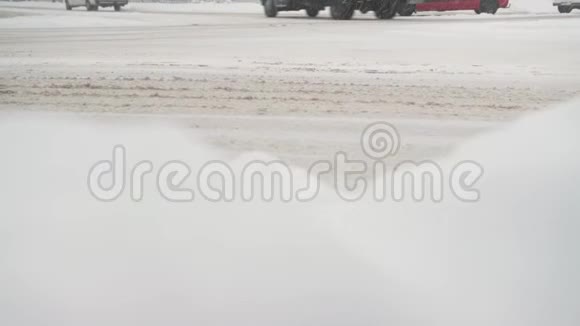 城市的冬季道路汽车骑着车穿过积雪的十字路口视频的预览图